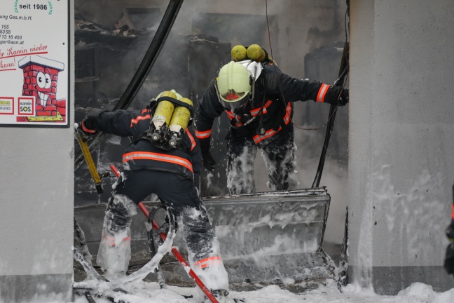 Garagengebäude eines Gewerbebetriebes in Riedau ausgebrannt