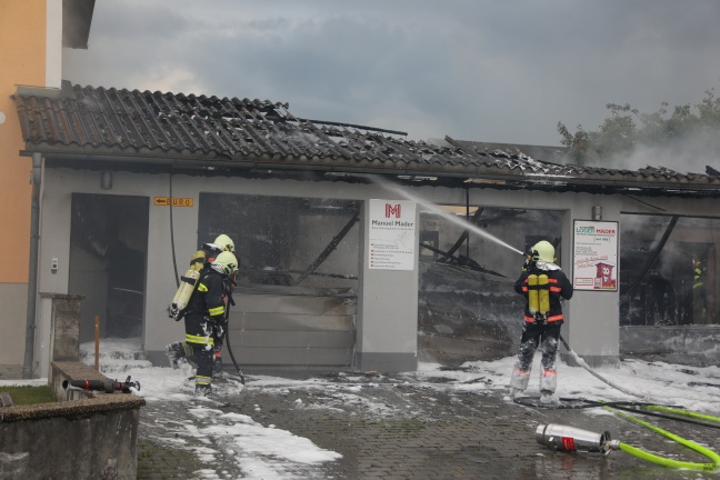 Garagengebäude eines Gewerbebetriebes in Riedau ausgebrannt