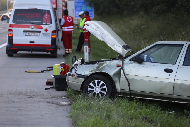 Autoüberschlag auf Westautobahn in Allhaming fordert drei Verletzte