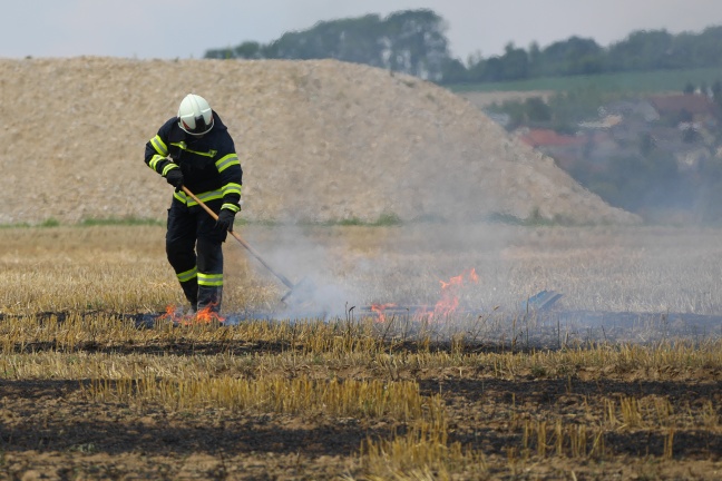 Brand einer Strohballenpresse in Leonding breitete sich auf Stoppelfeld aus