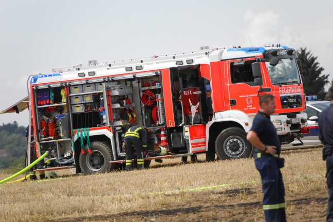 Brand einer Strohballenpresse in Leonding breitete sich auf Stoppelfeld aus