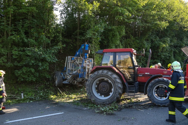 Traktor samt Holzrückeanhänger stürzte bei Wallern an der Trattnach auf vielbefahrene Innviertler Straße