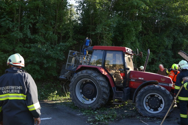 Traktor samt Holzrückeanhänger stürzte bei Wallern an der Trattnach auf vielbefahrene Innviertler Straße