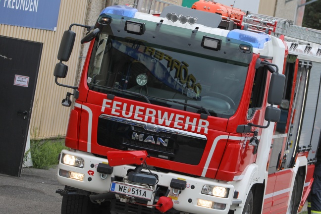 Kleinbrand in Zwischenboden einer Discothekek in Wels-Pernau sorgt für Einsatz der Feuerwehr