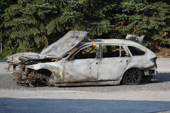 Auto auf Innkreisautobahn bei Steinhaus ausgebrannt