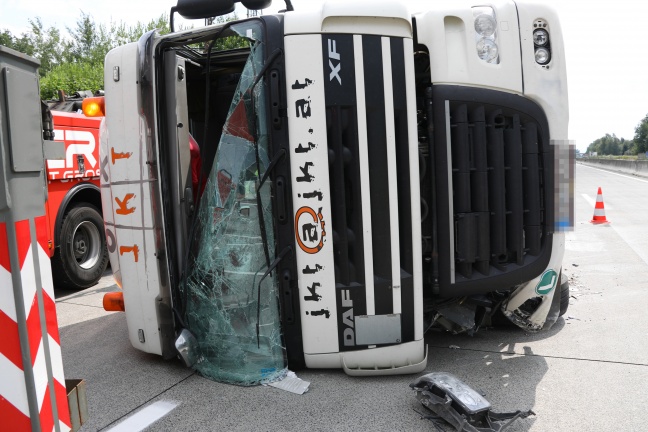 Umgestürzter LKW blockierte Westautobahn bei Sipbachzell