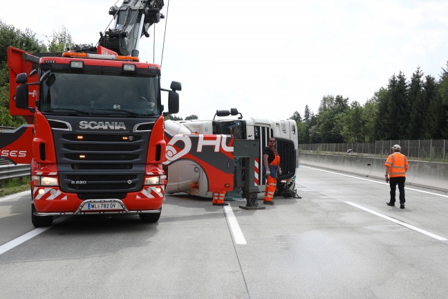Umgestürzter LKW blockierte Westautobahn bei Sipbachzell