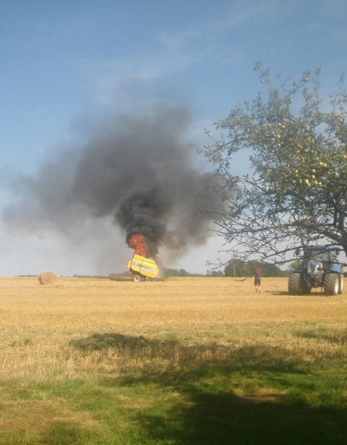 Brand einer Rundballenpresse in Sipbachzell sorgt für Einsatz von zwei Feuerwehren