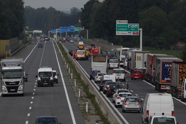 Kilometerlanger Stau nach schwerem Auffahrunfall auf Westautobahn bei Laakirchen