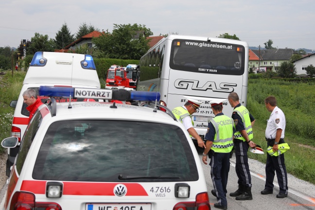 Lenkerin eines Mopedautos starb bei Kollision mit Reisebus in Hartkirchen