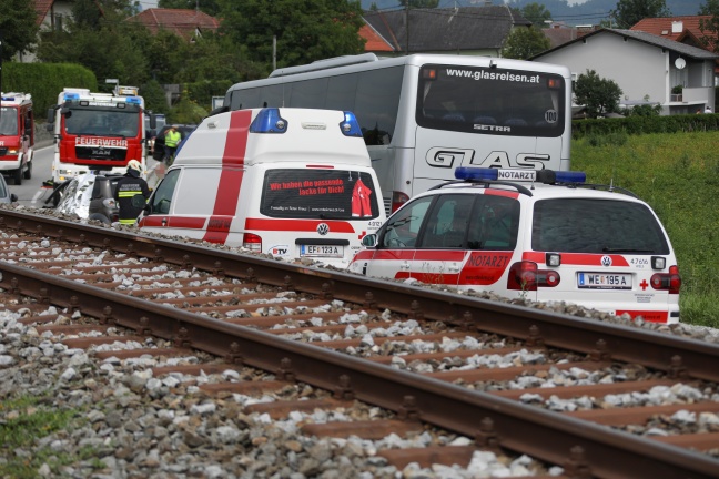 Lenkerin eines Mopedautos starb bei Kollision mit Reisebus in Hartkirchen