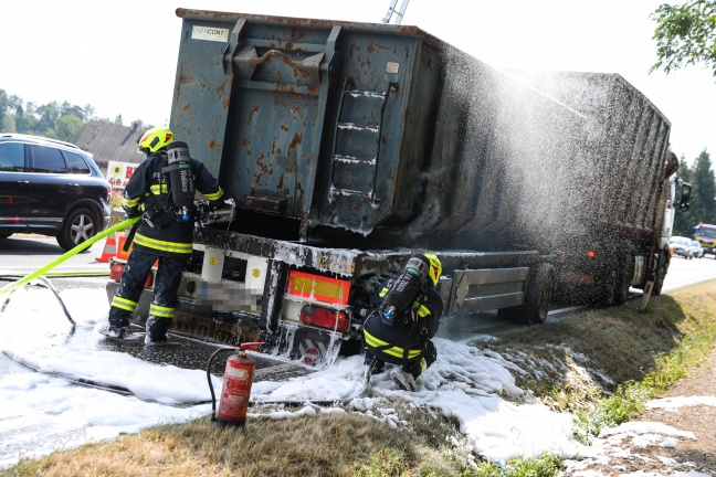 Drei Feuerwehren bei Brand eines LKW-Reifens auf Innviertler Straße in Krenglbach im Einsatz