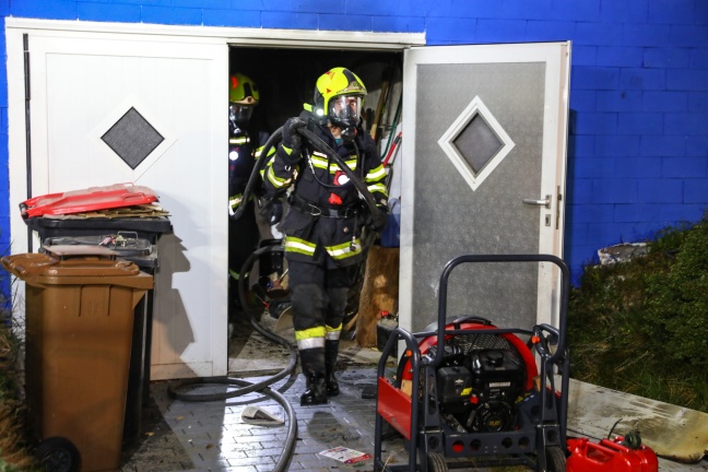 Hund bei Kellerbrand in Edt bei Lambach aus verrauchtem Haus gerettet