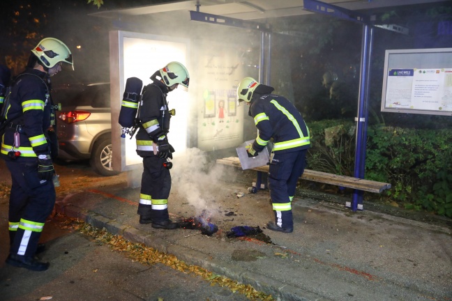Kleinbrand in Buswartehäuschen sowie zweier Müllbehälter in Wels-Neustadt