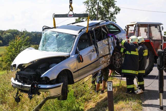 Auto bei Unfall in Allhaming mehrmals über steile Böschung überschlagen