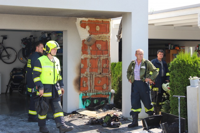 Brand einer Mülltonne griff auf Garagenfassade eines Hauses in Gunskirchen über