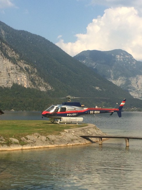 Löscheinsatz mit mehreren Hubschraubern in felsigem Gelände in Hallstatt