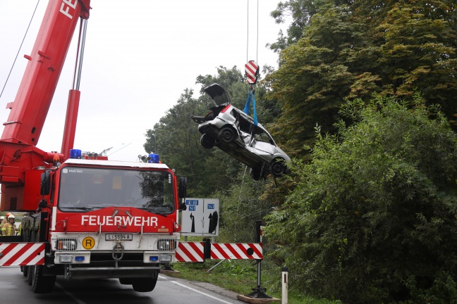 Auto bei Unfall in Aurolzmünster samt Lenker in Bach gestürzt