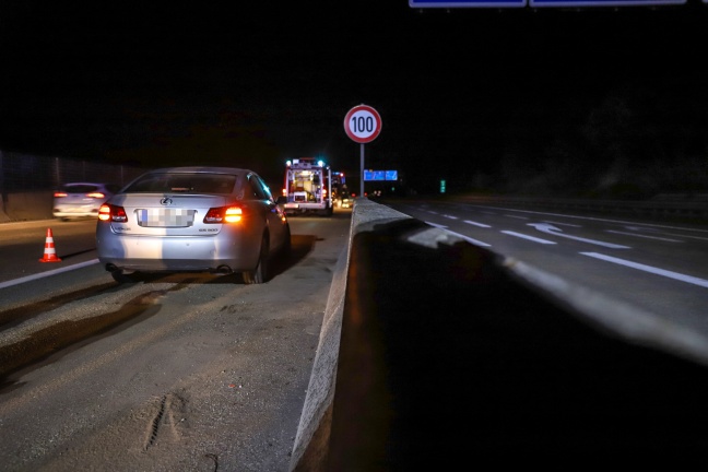 Auto krachte auf Westautobahn bei Sattledt gegen Betonleitschiene