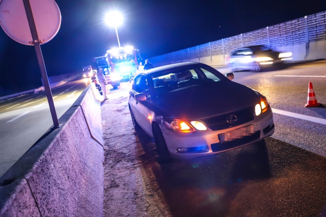 Auto krachte auf Westautobahn bei Sattledt gegen Betonleitschiene