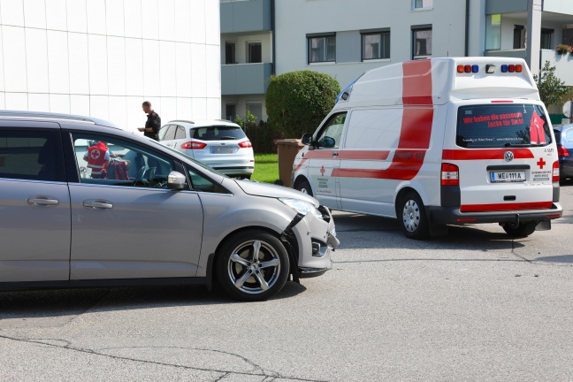 Auto kracht nach Kreuzungscrash in Wels-Neustadt gegen Hausmauer