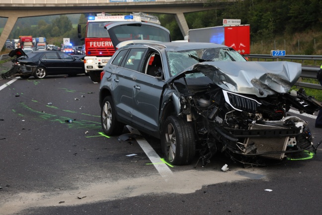 Schwerer Verkehrsunfall auf Innkreisautobahn bei Kematen am Innbach fordert zwei teils Schwerverletzte