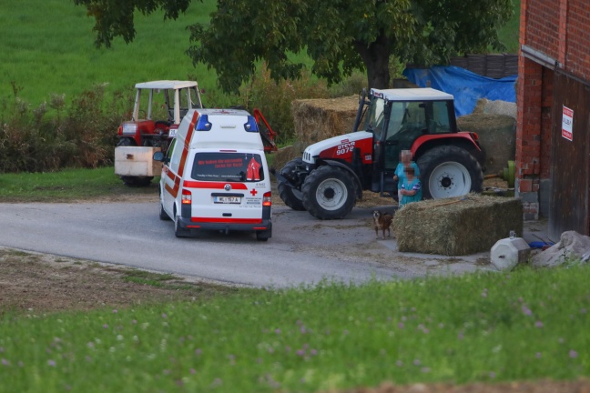 Rettung und Notarzthubschrauber nach Sturz vom Traktoranhänger in Allhaming im Einsatz