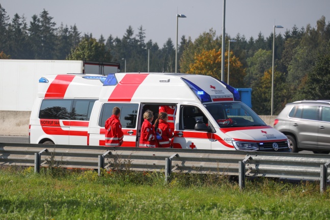 Auto kracht auf Westautobahn bei Allhaming in LKW und wird 300 Meter mitgeschleift
