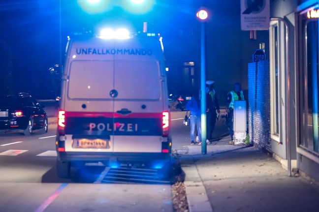 Auto kracht nach rasanter Fahrt gegen Fassade eines Firmengebäudes in Wels-Pernau