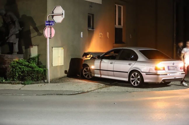 Auto kracht nach rasanter Fahrt gegen Fassade eines Firmengebäudes in Wels-Pernau