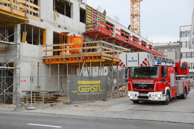 Verletzter Arbeiter auf Baustelle in Wels-Innenstadt mittels Drehleiter gerettet