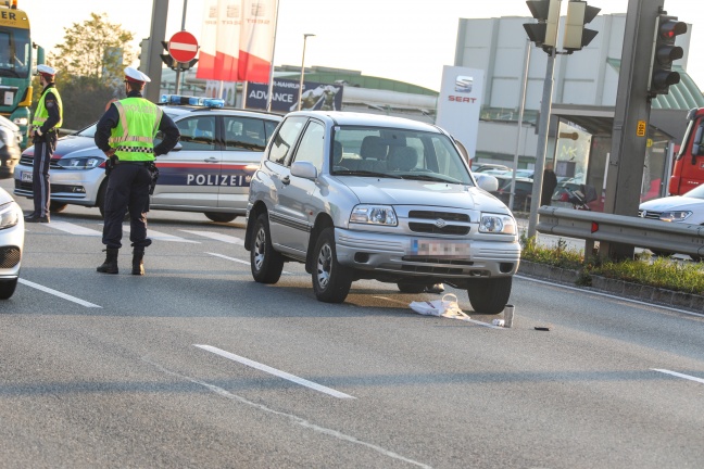 Person in Wels-Schafwiesen von Auto erfasst und schwer verletzt