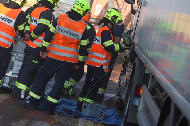 Dieselaustritt aus beschädigtem LKW-Tank auf Welser Autobahn bei Weißkirchen an der Traun
