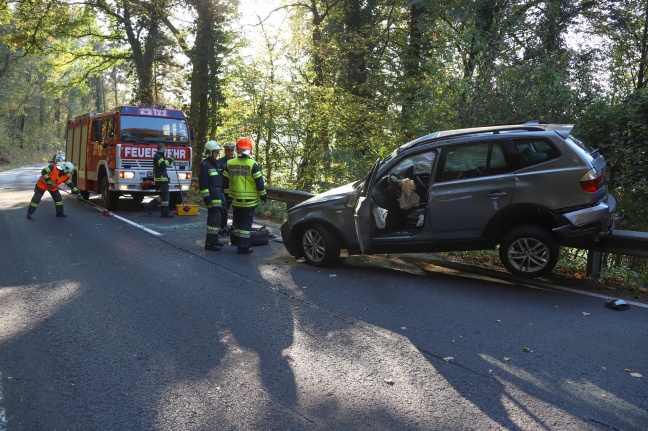 Verletzte Person bei Überschlag mit Auto auf Traunuferstraße in Thalheim bei Wels