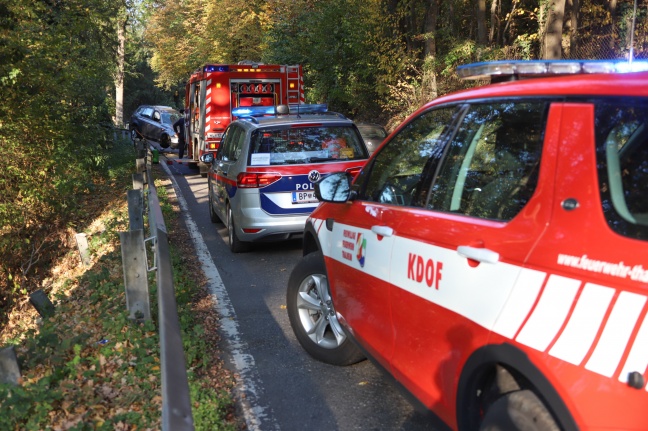 Verletzte Person bei Überschlag mit Auto auf Traunuferstraße in Thalheim bei Wels