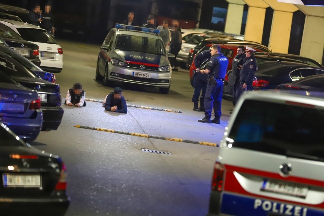 Großeinsatz der Polizei nach Schüssen vor Discothek in Wels-Pernau