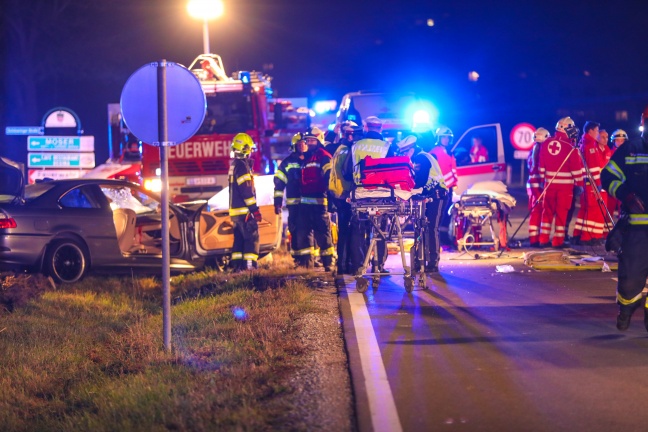 Drei Schwerverletzte bei Crash auf Eferdinger Straße in Wilhering