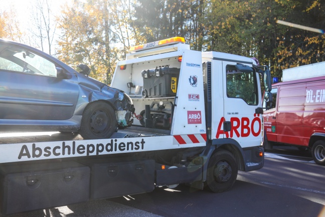 Verkehrsunfall zwischen zwei Autos auf Pyhrnpass Straße in Sattledt