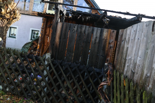 Mülltonnenbrand auf Holzzubau eines Hauses in Stadl-Paura übergegriffen