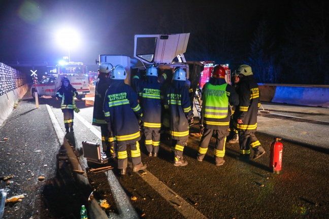 Wohnmobil auf Westautobahn bei Sattledt nach Crash mit Kleinbus umgestürzt