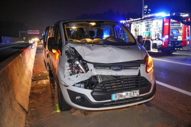 Wohnmobil auf Westautobahn bei Sattledt nach Crash mit Kleinbus umgestürzt