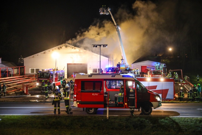Großbrand bei Gewerbebetrieb in Kallham