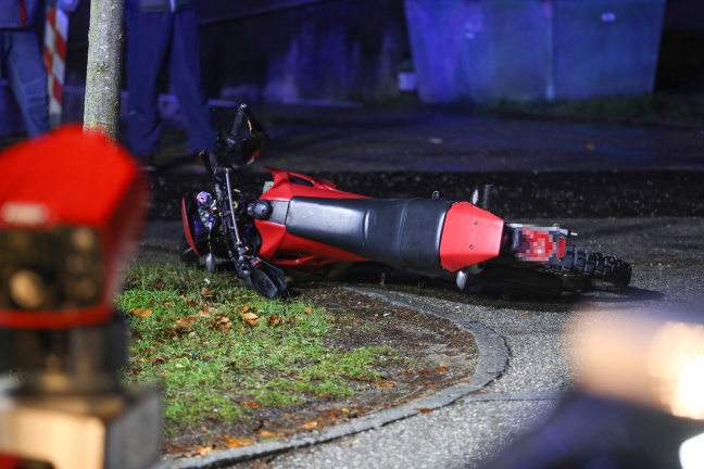 Jugendlicher nach schwerem Mopedunfall in Wels-Lichtenegg unter Auto eingeklemmt