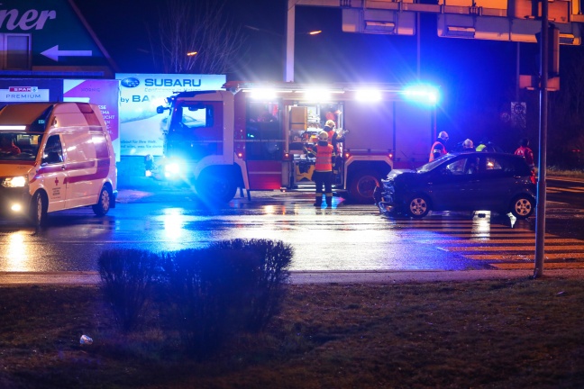 Heftiger Kreuzungscrash in Wels-Pernau fordert zwei Verletzte