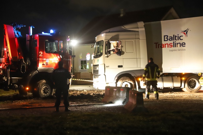 LKW verirrte sich in Wels-Puchberg trotz "No Trucks"-Schild in Siedlungsgebiet und blieb stecken