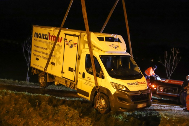 Klein-LKW bei St. Marienkirchen an der Polsenz in Regensickerbecken gestürzt