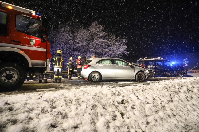 Schwerer Verkehrsunfall auf winterlicher Fahrbahn in Steinerkirchen an der Traun