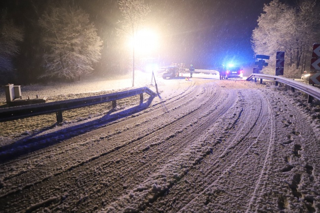 Schwerer Verkehrsunfall auf winterlicher Fahrbahn in Steinerkirchen an der Traun