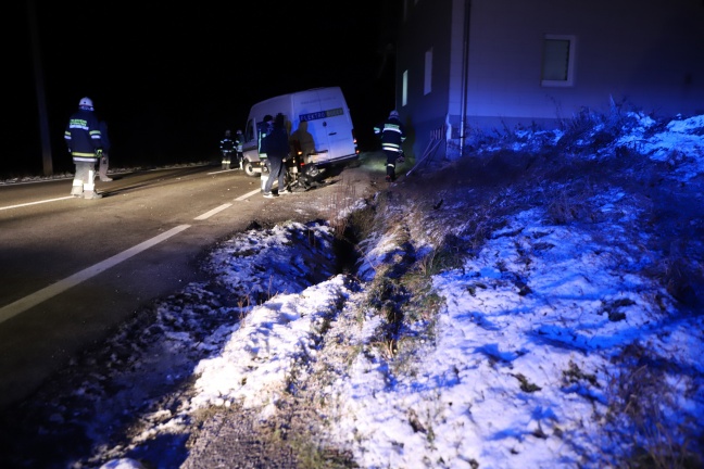 Kleintransporter in Offenhausen von Straße abgekommen und mit abgestelltem Auto kollidiert