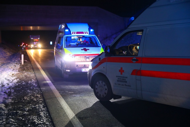 Drei Verletzte bei Fahrzeugüberschlag auf Wiener Straße in Edt bei Lambach
